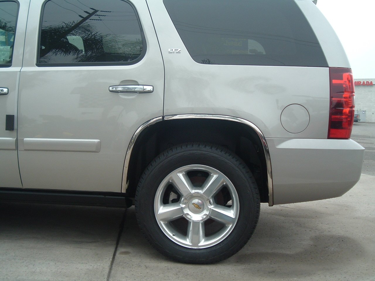 サバーバン、フェンダートリム Amazon | TFP 3906M フェンダートリム シボレー・タホ